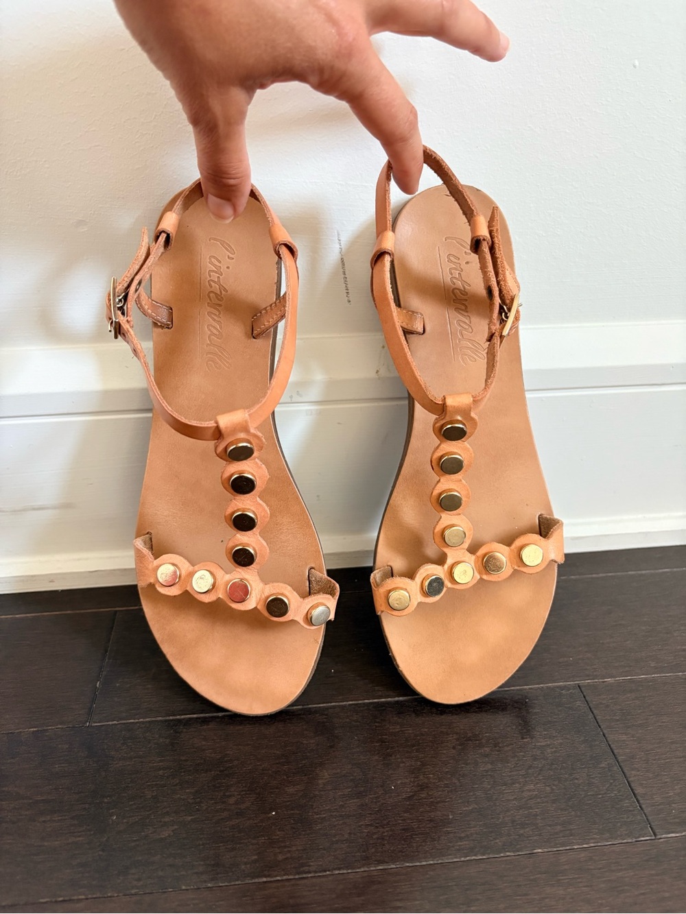 L'INTERVALLE tan Leather T-Strap Sandals with Studded golden Accents